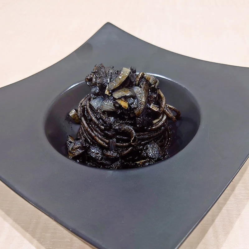 トップページに表示するインスタ風最新記事グリッド用の、イカスミパスタ