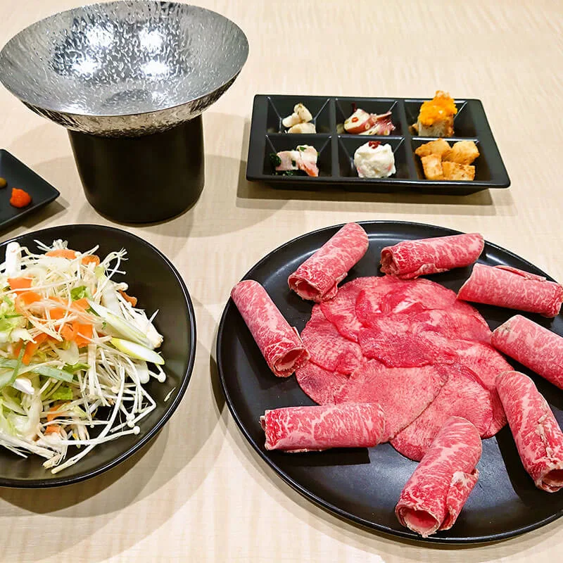 トップページに表示するインスタ風最新記事グリッド用の、黒毛和牛ロース＆牛タンの鍋