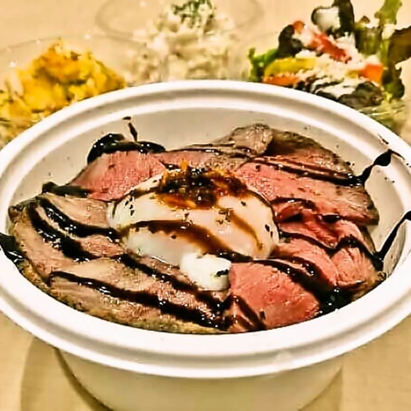 トップページに表示するインスタ風最新記事グリッド用の、テイクアウトのローストビーフ丼