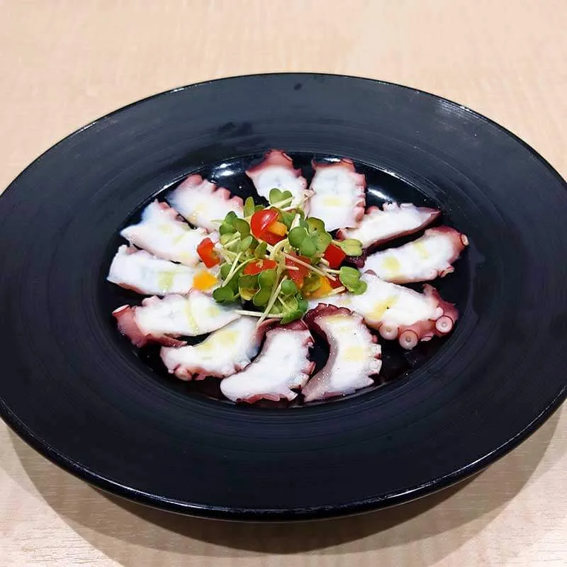 トップページに表示するインスタ風最新記事グリッド用の、タコのカルパッチョ